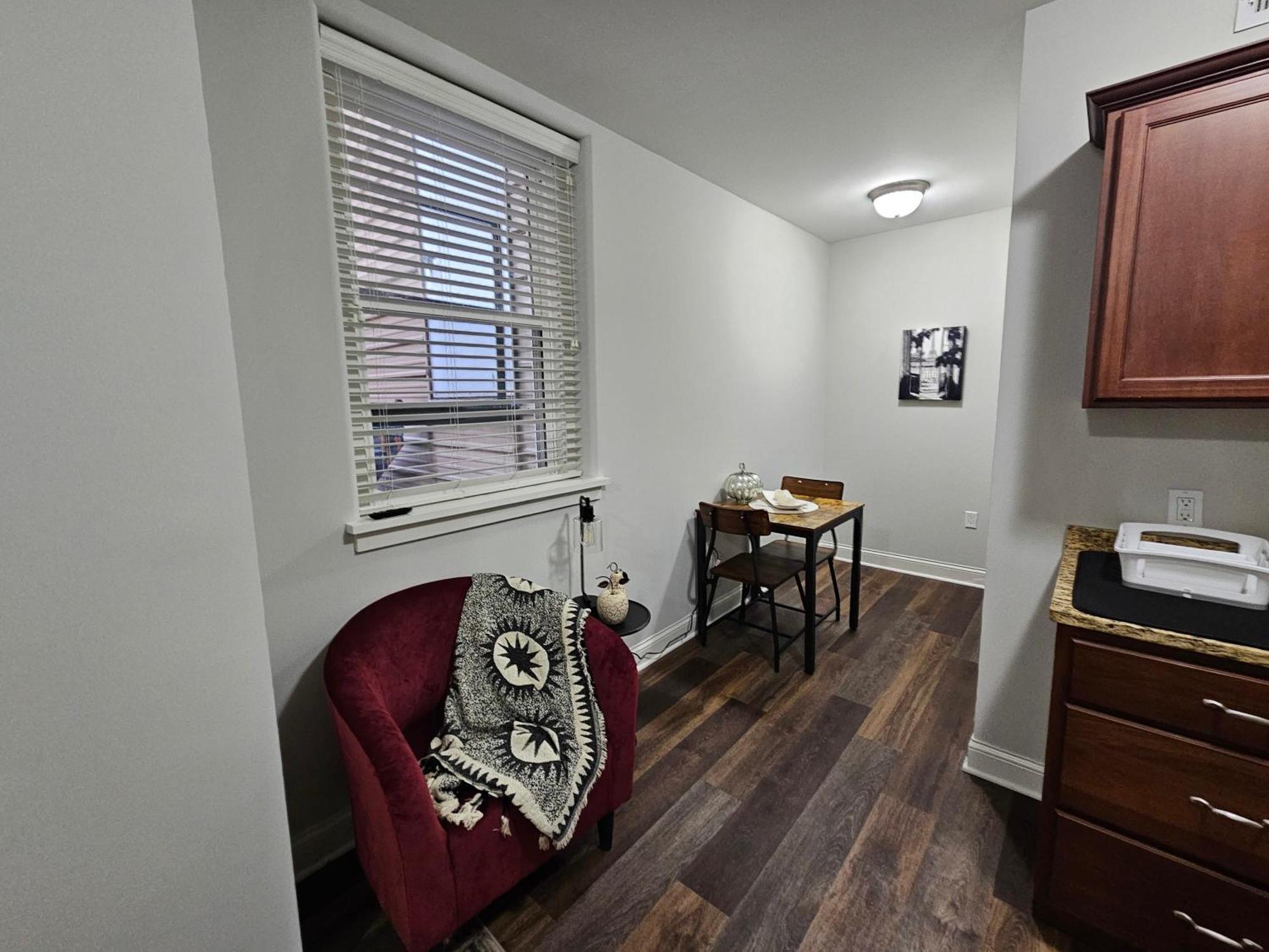 Cozy King Bed Stay At The Historic Inman - 201 섐페인 외부 사진